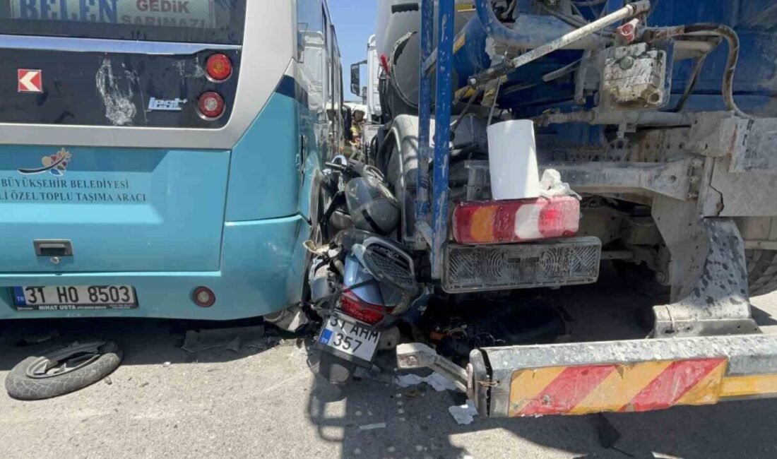 Hatay’ın İskenderun ilçesinde minibüs ile beton mikseri arasında kalan motosiklet