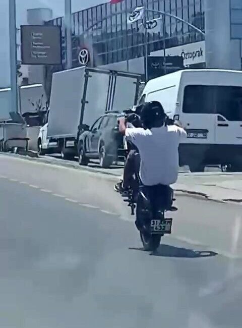 Hatay’da bir motosiklet sürücüsünün trafiğe açık yolda yaptığı tehlikeli hareketler