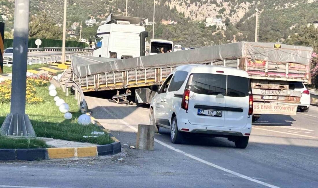 Hatay’da seyir halinde olan tırın dorsesi çıktı. Yaralanmanın yaşanmadığı kazada,
