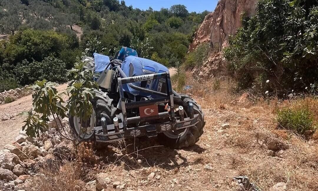 Hatay’da sürücüsünün kontrolünü kaybettiği traktörün devrilmesi sonucu 2 kişi yaralandı.
