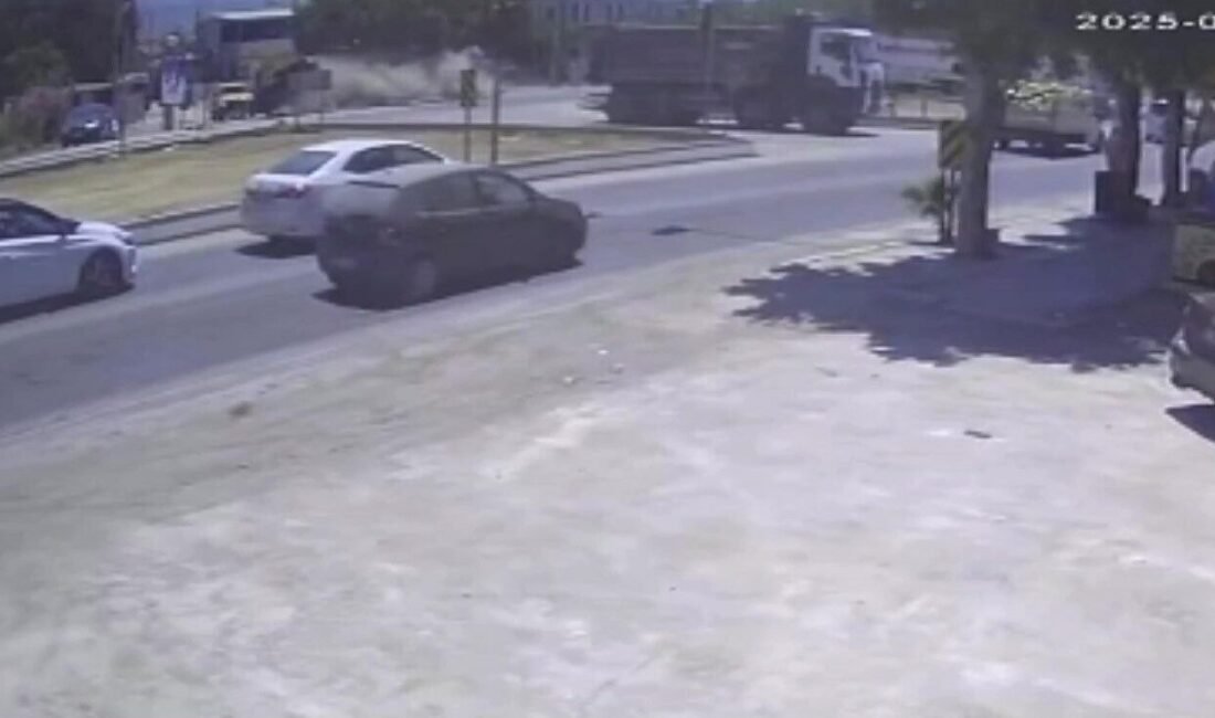 Hatay’ın Arsuz ilçesinde meydana gelen kazada kontrolden çıkan bir otomobil,