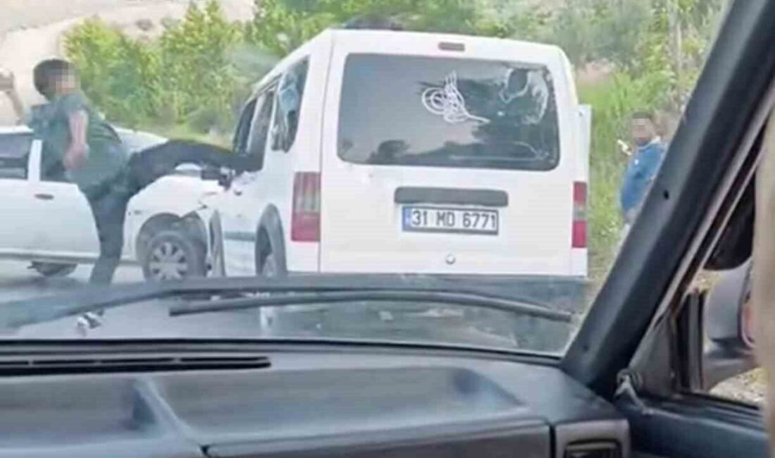 Hatay’da yaşanan trafik kazası sonrası bir grup, çarpıştıkları araca saldırarak