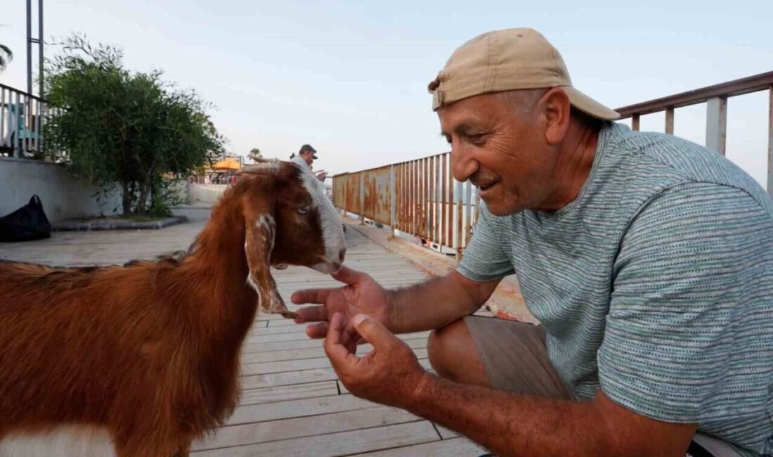 Antalya’da havaların ısınması ile birlikte Konyaaltı Sahili ilginç görüntülere sahne