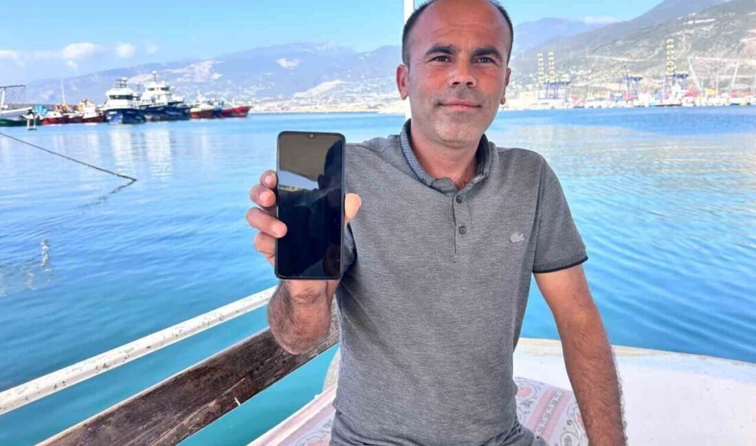 Hatay’ın İskenderun ilçesinde balıkçı Mehmet Öztürkoğlu, oltasına takılan 2 buçuk