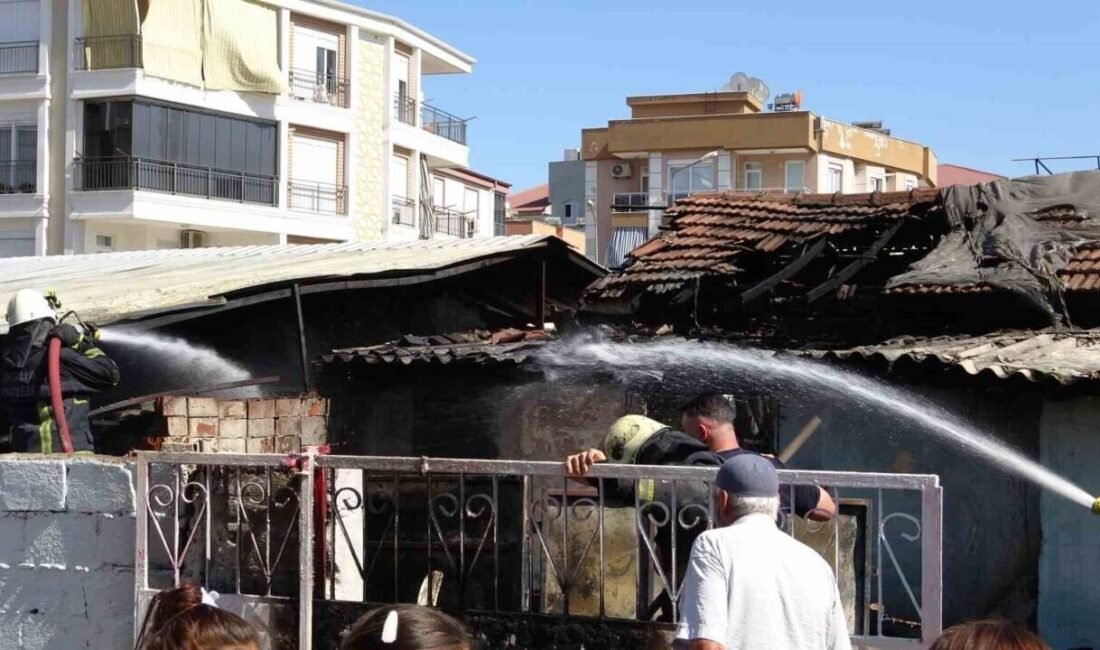 Antalya’da hurda malzemelerden çıktığı belirtilen yangın kısa sürede büyüyerek bitişik