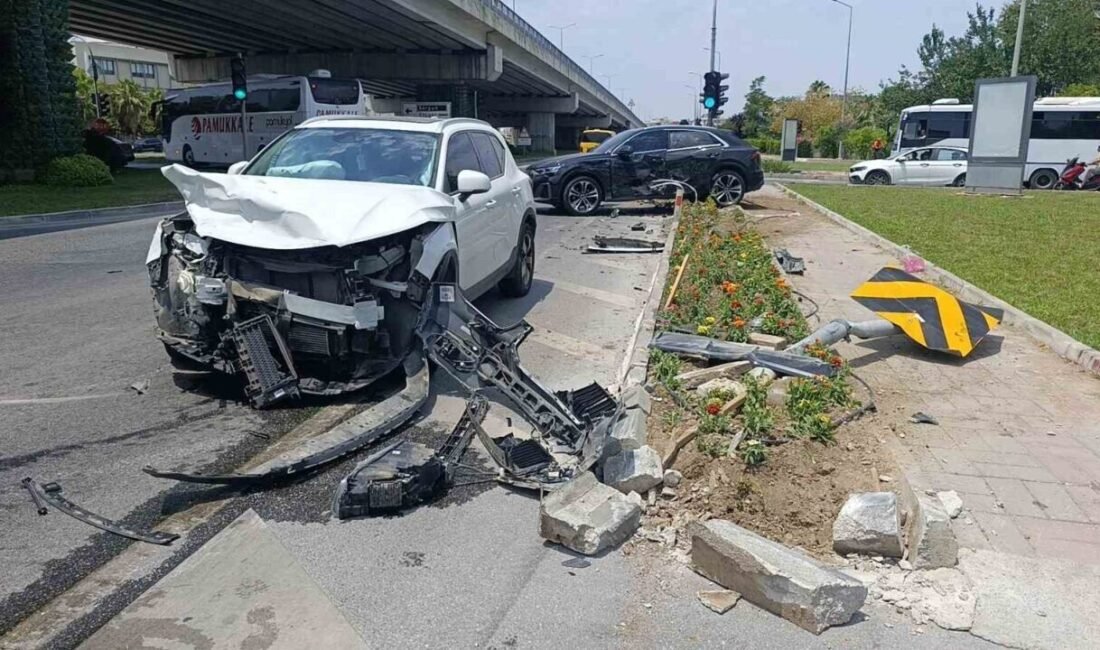 Antalya’nın Manavgat ilçesinde meydana gelen ve 2 lüks aracın hurdaya