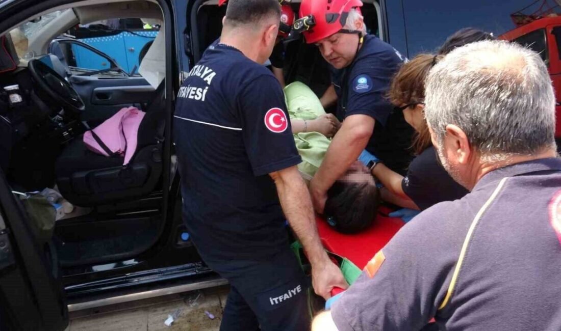 Antalya’da Irak’tan Antalya’ya tatil için gelen ailenin bulunduğu minibüs ile