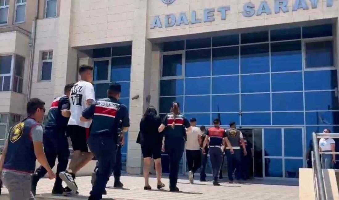 Mersin’in Silifke ilçesinde iş yerlerini kurşunlayan 4 şüpheliden 2’si tutuklanırken,