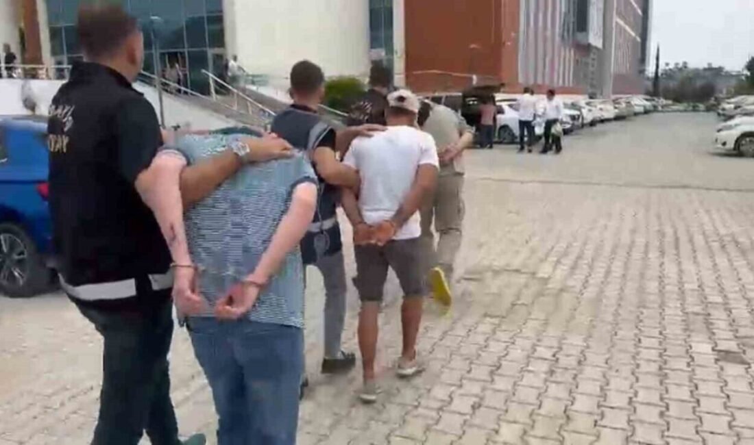 Hatay’ın İskenderun ilçesinde çeşitli suçlar nedeniyle aranan 3 kişi yakalandı.