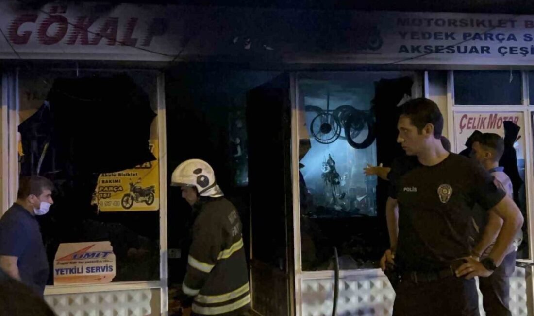 Hatay’ın İskenderun ilçesinde motosiklet tamircisinde çıkan yangın büyümeden söndürüldü. Yangın,