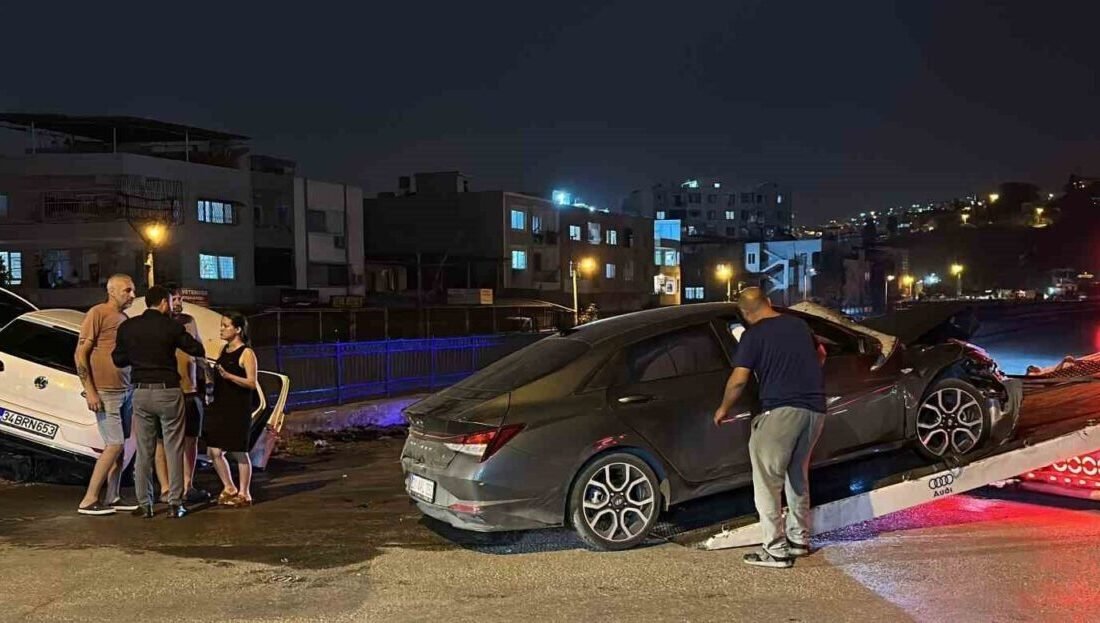 Hatay’ın İskenderun ilçesinde iki otomobilin karıştığı trafik kazasında 4 kişi