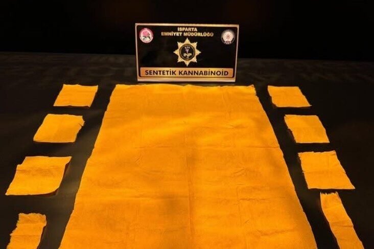 Isparta’da düzenlenen uyuşturucu operasyonunda kağıda emdirilmiş 6 bin 672 kullanımlık