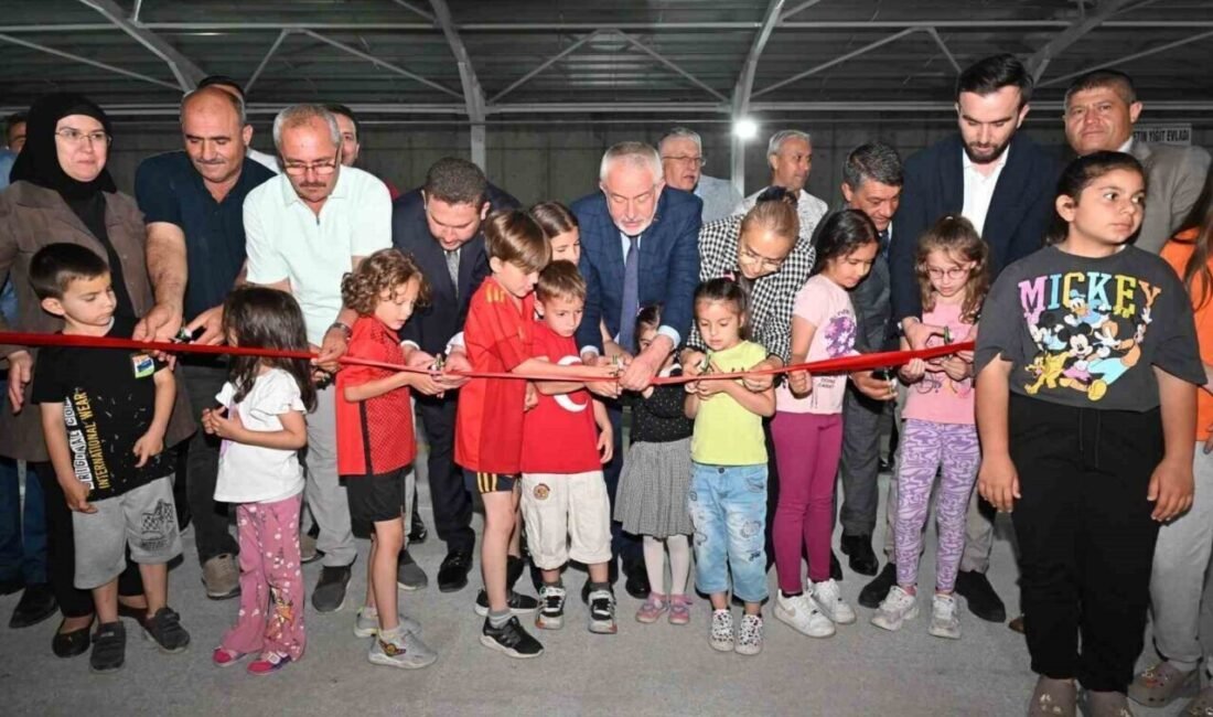 Isparta Belediye Başkanı Şükrü Başdeğirmen, Akkent Mahallesi’ne verdiği kapalı pazaryeri