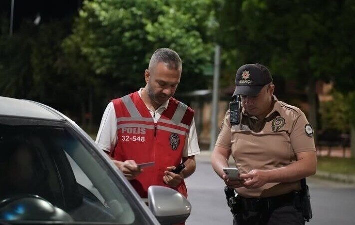 Isparta’da 1 saatlik polis denetimlerinde 151 kişi ve 21 araç