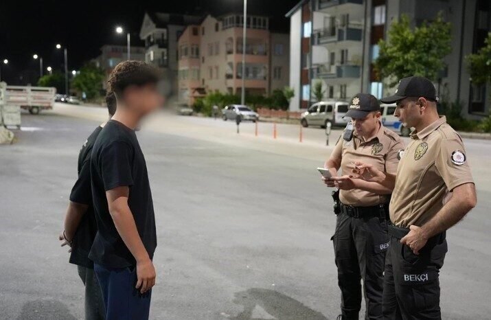 Isparta’da gerçekleştirilen 1 saatlik asayiş uygulamasında 121 şahıs ile 37