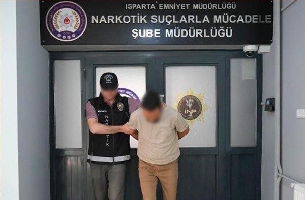 Isparta’da polis ekiplerince düzenlenen operasyonda, “Uyuşturucu veya Uyarıcı Madde Ticareti”