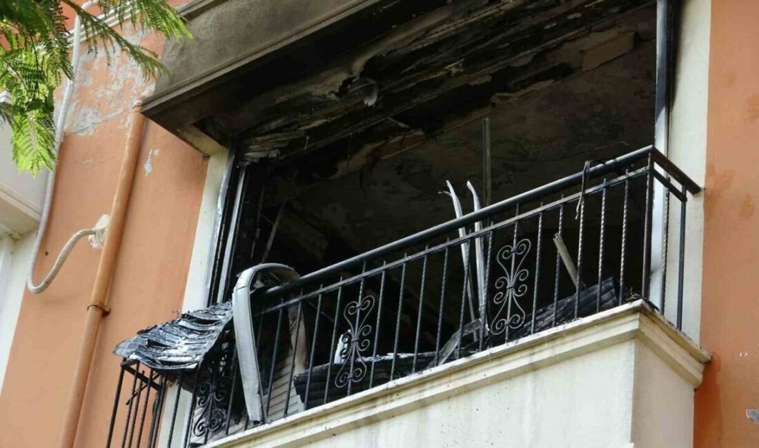 Antalya’da ilk belirlemelere göre klimadan çıkan yangında dubleks ev yandı.