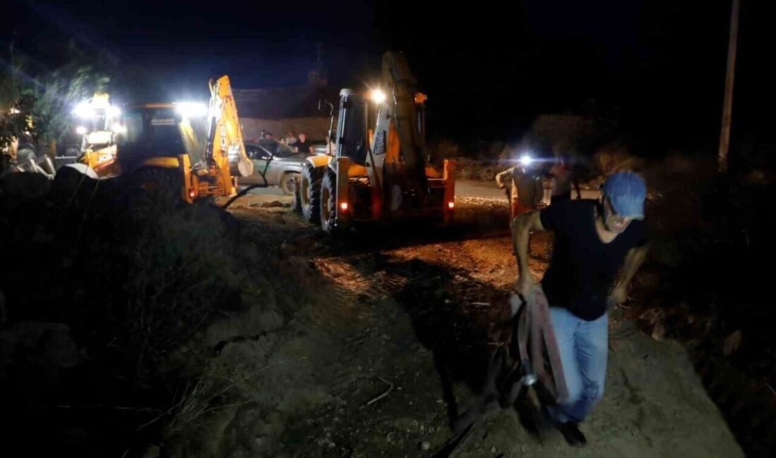 Antalya’nın Aksu ilçesinde iki farklı noktada çıkan yangın, yaklaşık 3