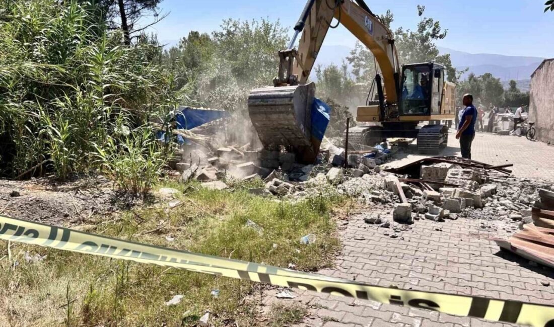 Hatay’ın İskenderun ilçesinde kaçak olduğu belirlenen bir yapının yıkımı sırasında