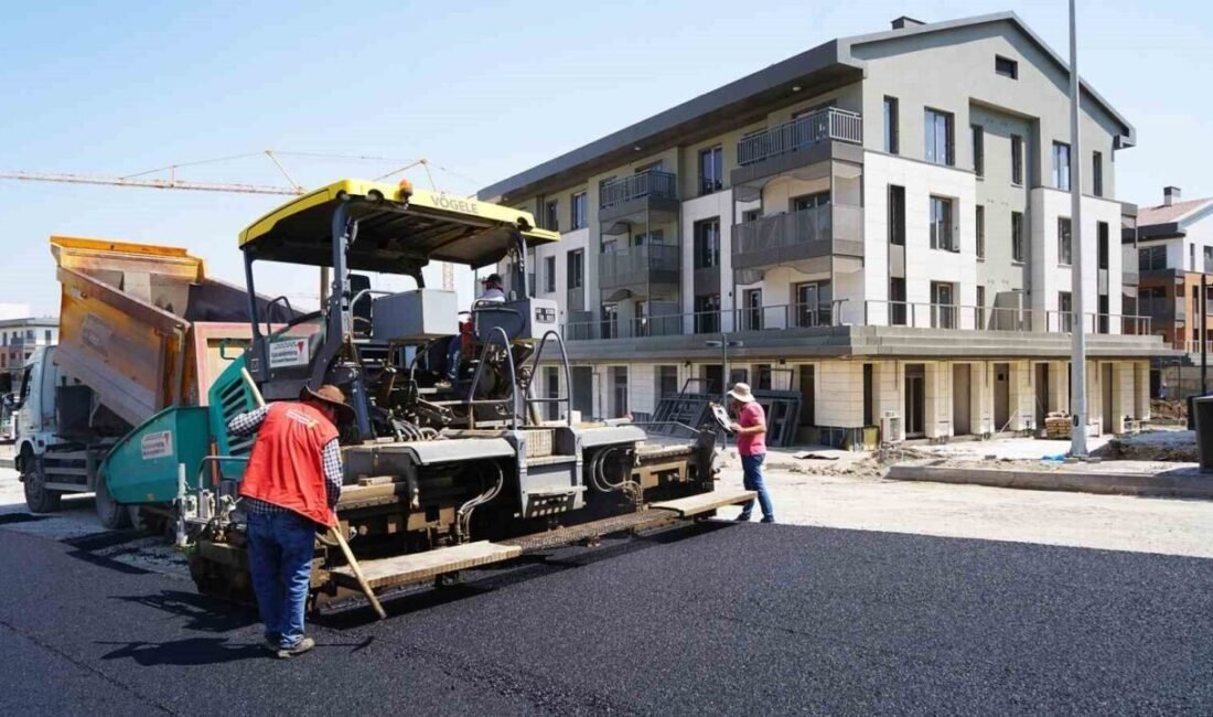 Kahramanmaraş Büyükşehir Belediyesinin Azerbaycan Mahallesi’nde ana ve ara yolları sıcak