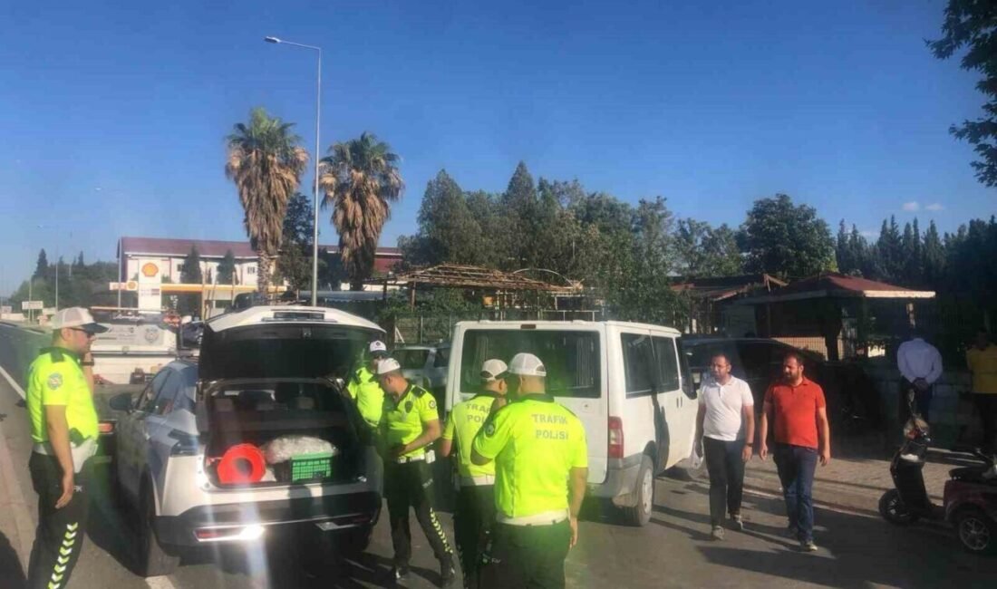 Kahramanmaraş’ta biri polis aracı 3 aracın karıştığı kazada 2’si polis