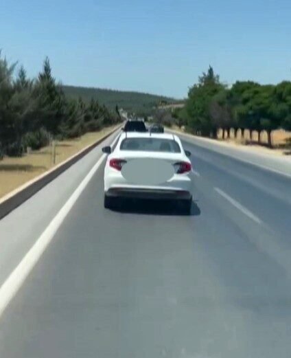 Kahramanmaraş’ta trafikte seyir halindeyken bir otomobil sürücüsü, içerisinde hasta taşıyan
