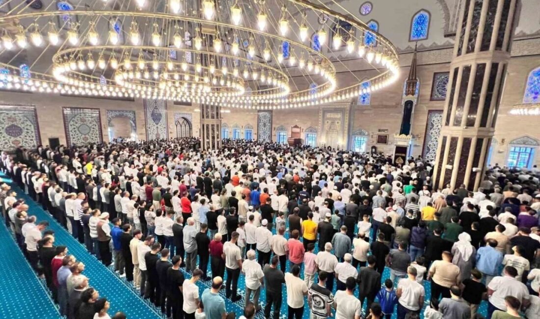Kahramanmaraş’ta Kurban Bayramı nedeniyle binlerce vatandaş Türkiye’nin dördüncü büyük camisi