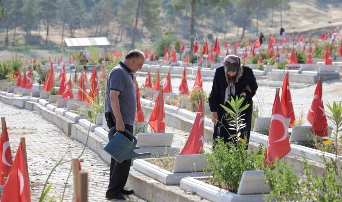 Kahramanmaraş’ta depremde hayatını kaybedenlerin yakınları, bayram namazının ardından Kapıçam Deprem