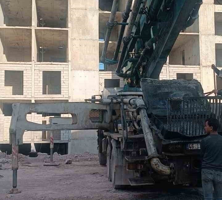 Kahramanmaraş’ın Elbistan ilçesinde inşaatın 7’nci katından düşen işçi hayatını kaybetti.