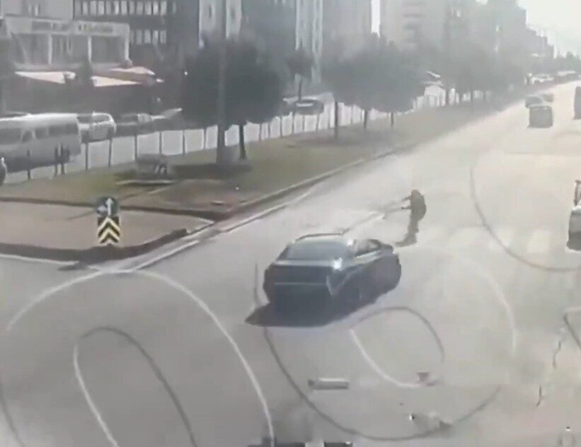 Kahramanmaraş’ta yolun karşısına geçmeye çalışan kadın, otomobilin çarpması sonucu hayatını