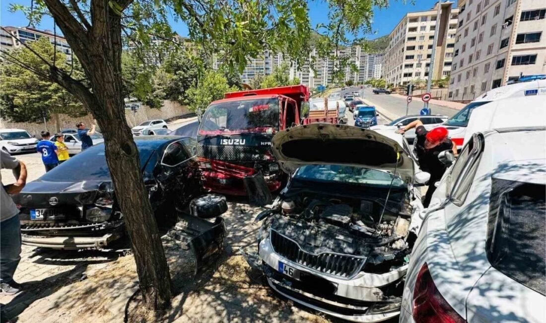 Kahramanmaraş’ta biri kamyonet 4 aracın karıştığı kaza 3 kişi yaralandı.