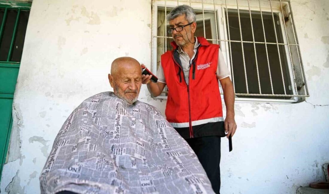 Kahramanmaraş Büyükşehir Belediyesi, şehrin ulu çınarlarını Kurban Bayramı’na hazırlıyor. Ekiplerin,