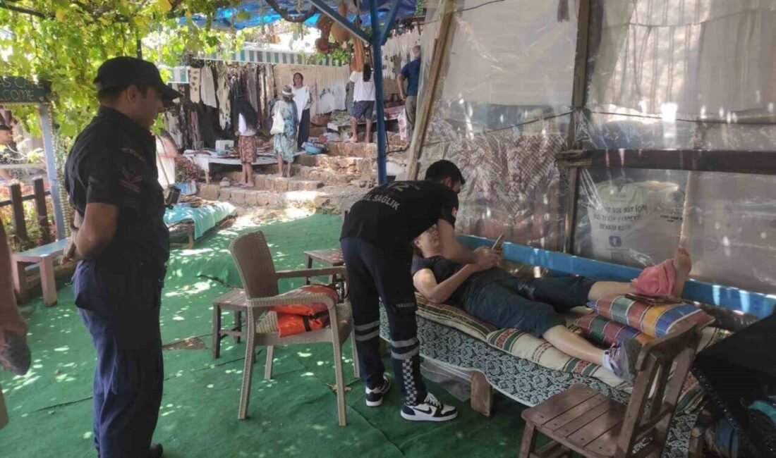 Antalya’nın Demre ilçesindeki Kaleköy mevkiinde düşerek yaralanan Fransız turist, denizden