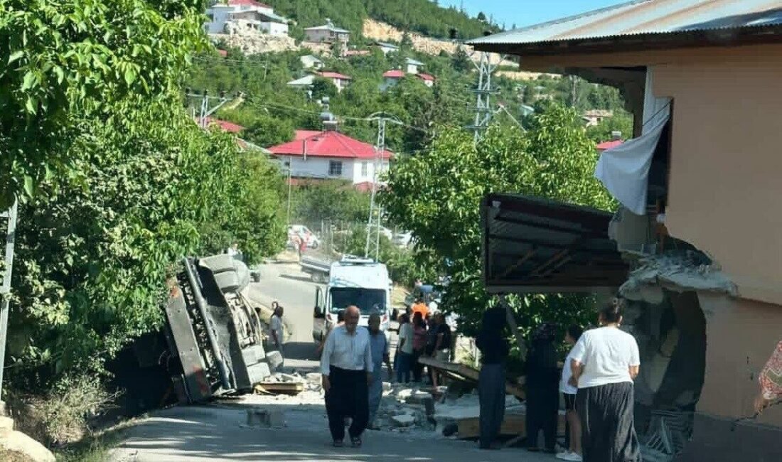 Mersin’in bir kırsal mahallesinde kamyon yol kenarındaki eve çarpıp devrildi.