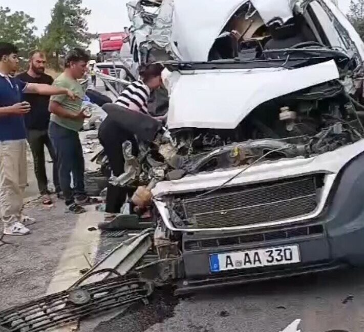 Mersin’in Tarsus ilçesinde sürücüsünün hakimiyetini kaybettiği karavan minibüsün kamyonete çarpması