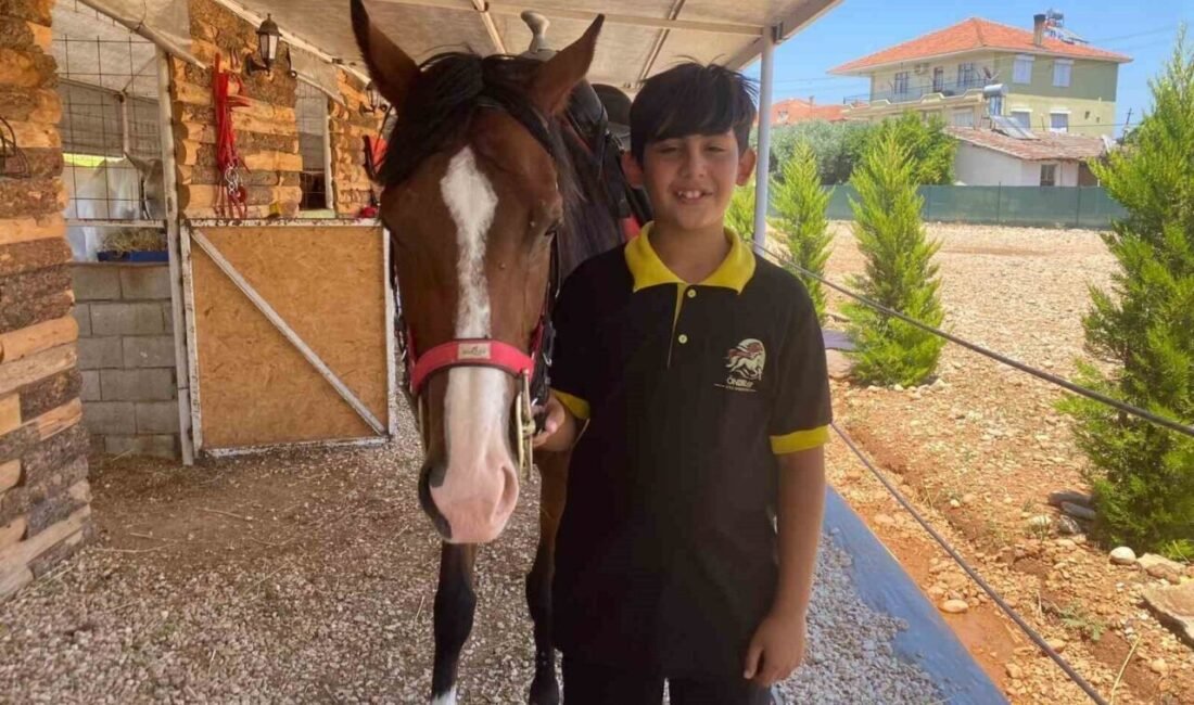 Antalya’nın Serik ilçesinde 6. Sınıf öğrencisi karnesini almak için okula