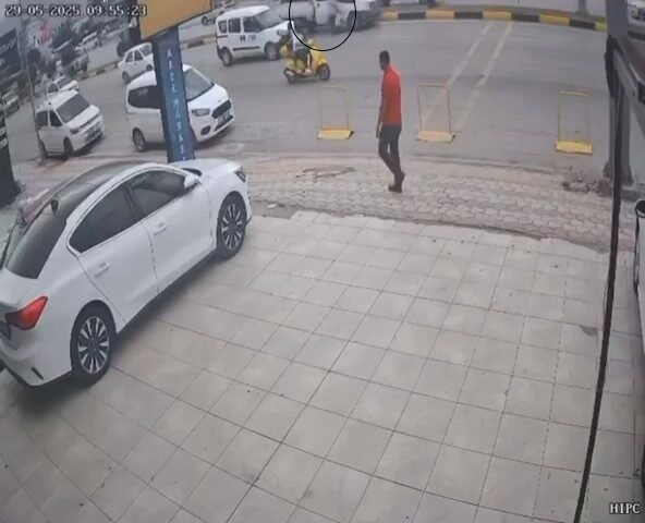 HATAY (İHA) – Hatay’ın İskenderun ilçesinde yolun karşısına geçmeye çalışan