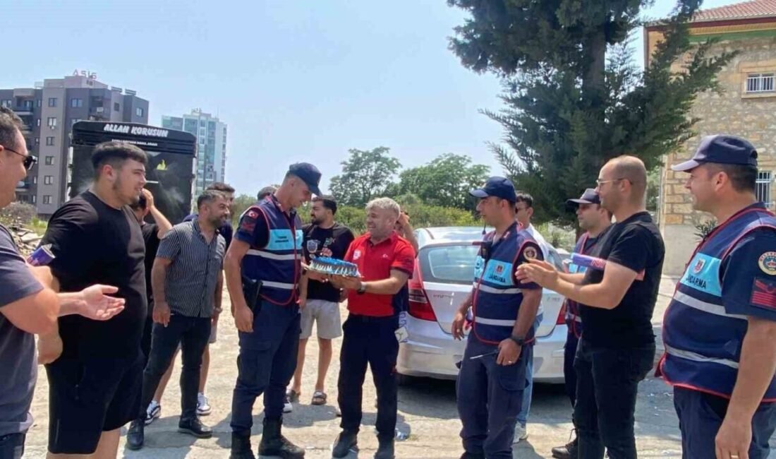 Mersin’de itfaiyeciler ve gençler, ’kavga’ ihbarı yapmaları üzerine bölgeye gelen