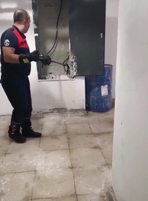 Hatay’ın Dörtyol ilçesinde bir apartmanın kazan dairesine giren yılan, itfaiye