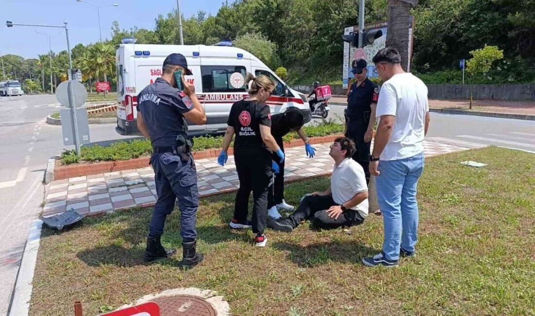 Manavgat’ta kavşak sisteminde 2 otomobilin çarpışması sonucu meydana gelen kazada