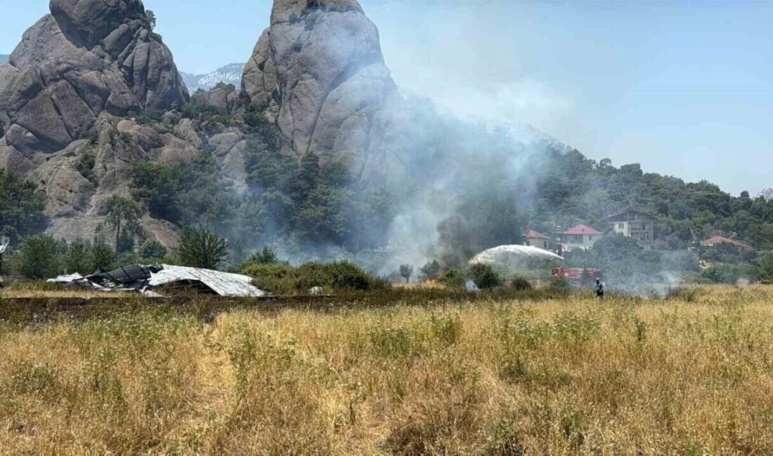 Kemer’de henüz öğrenilemeyen bir nedenle çalılık alanda çıkan yangın kontrol
