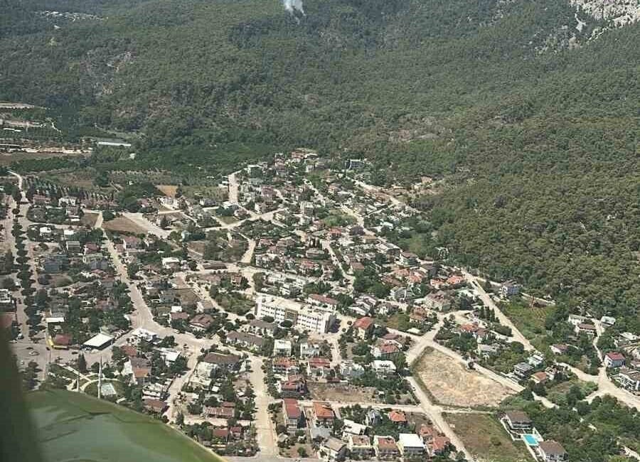 Antalya’nın Kemer ilçesinde çıkan orman yangınına havadan ve karadan müdahalede
