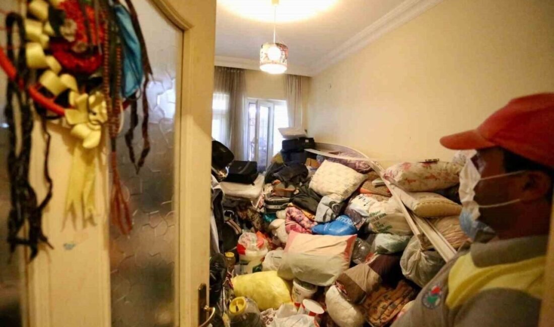 Kepez Belediyesi ekipleri, gerçekleştirdikleri temizlik operasyonuyla iki evden 8 kamyon