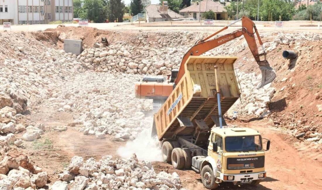 Kepez Belediyesi Fen İşleri Müdürlüğü ekipleri, şiddetli yağışlarda su baskınlarıyla