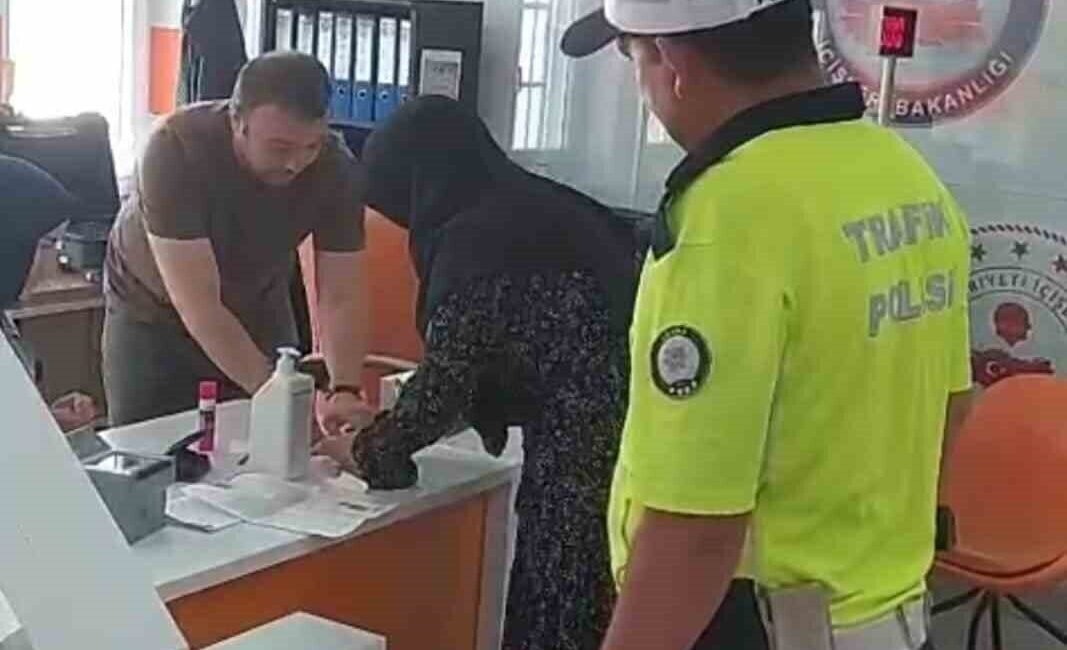 Kimliğini unutan öğrencinin imdadına polis yetişti, son dakika gelen sınava alınmadı Adana’da binlerce öğrenci, üniversite hayaline kavuşmak için Yükseköğretim Kurumları Sınavı’na