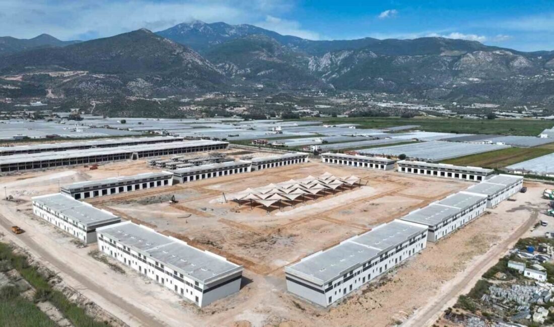 Antalya’da Kınık Toptancı Hal Kompleksi’nin kaba inşaatında sona gelinirken, 320