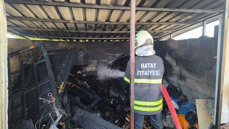 Hatay’da odunlukta çıkan yangında tüpler patlamadan çıkarıldı. Yangın, Kırıkhan ilçesi