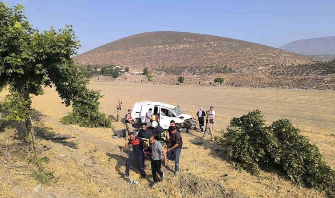 Hatay’da yol kenarındaki ağaçlara çarparak tarlaya uçan kamyonetteki 2 kişi
