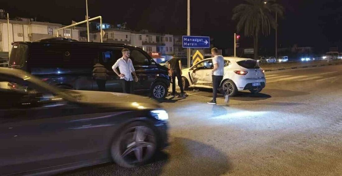 Antalya’da kavşak sisteminde kırmızı ışık ihlali yapan tur aracı otomobile