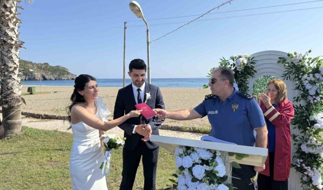 Antalya’nın Gazipaşa İlçe Emniyet Müdürlüğü’nde görevli komiserler Arzu Çobanoğlu ve